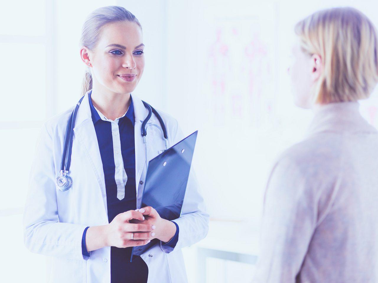 https://www.esperts.es/wp-content/uploads/2023/06/bigstock-Doctor-and-patient-discussing-270501061-1280x960.jpg